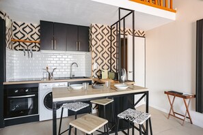 Coffee/tea maker, fridge, microwave, oven - La Parenthèse Rochelaise (with Parking Space) by Kaz'Concept (La Rochelle)