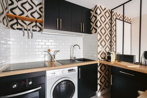 Coffee/tea maker, fridge, microwave, oven - La Parenthèse Rochelaise (with Parking Space) by Kaz'Concept (La Rochelle)