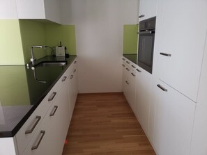 Kühlschrank, Ofen, Geschirrspüler, Kochgeschirr/Geschirr/Besteck