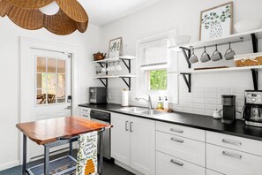 Fridge, microwave, oven, stovetop - Designer 4BR Near Downtown Austin (Austin)