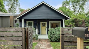 Exterior - Designer 4BR Near Downtown Austin (Austin)