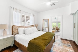 4 bedrooms, desk, iron/ironing board, WiFi - Designer 4BR Near Downtown Austin (Austin)