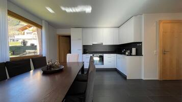 Kühlschrank, Ofen, Geschirrspüler, Kochgeschirr/Geschirr/Besteck