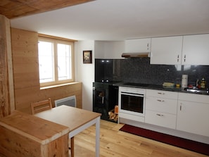 Kühlschrank, Ofen, Geschirrspüler, Kochgeschirr/Geschirr/Besteck