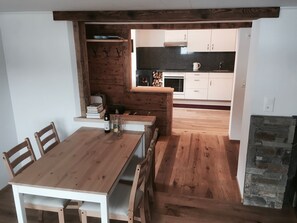 Kühlschrank, Ofen, Geschirrspüler, Kochgeschirr/Geschirr/Besteck