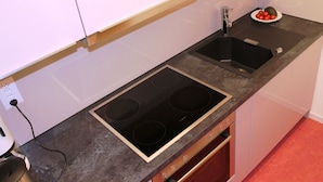Kühlschrank, Ofen, Geschirrspüler, Kochgeschirr/Geschirr/Besteck