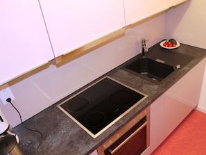 Kühlschrank, Ofen, Geschirrspüler, Kochgeschirr/Geschirr/Besteck