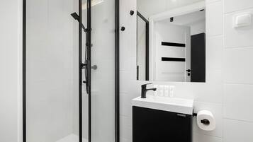 Een douche, een haardroger, handdoeken, shampoo