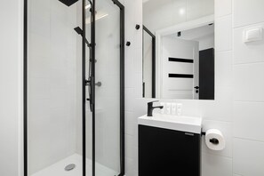 Een douche, een haardroger, handdoeken, shampoo