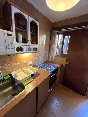 Fridge, microwave, oven, coffee/tea maker