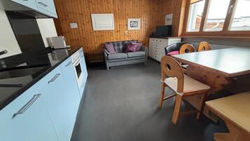 Kühlschrank, Ofen, Geschirrspüler, Kochgeschirr/Geschirr/Besteck