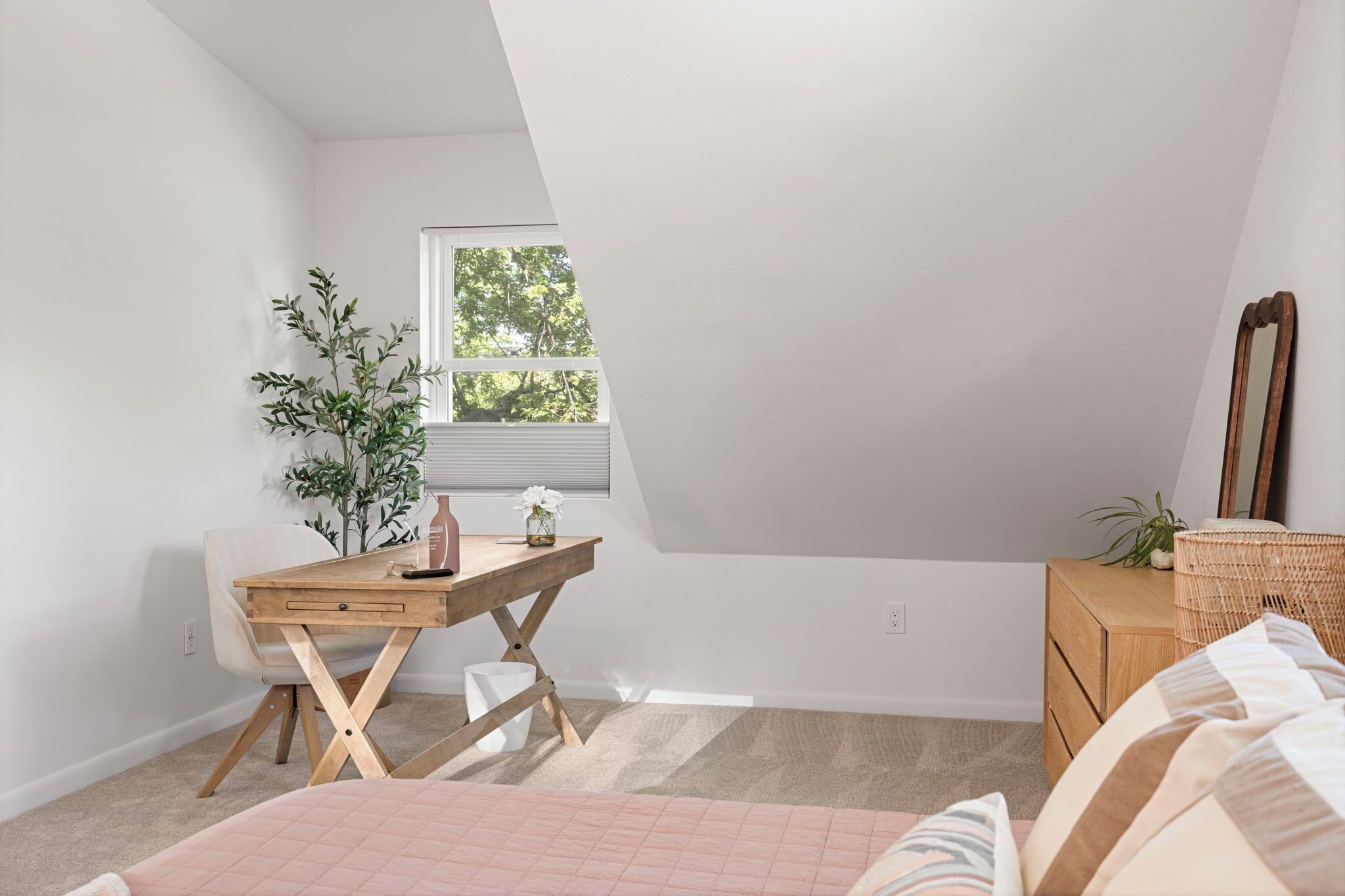 5 bedrooms, iron/ironing board, WiFi, bed sheets