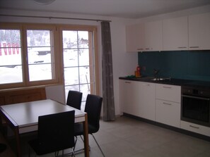Kühlschrank, Ofen, Geschirrspüler, Kochgeschirr/Geschirr/Besteck