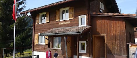 Un bâtiment en bois sur lequel on peut lire l’inscription « Tesa Hojarita ».
