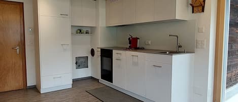 Kühlschrank, Ofen, Kochgeschirr/Geschirr/Besteck