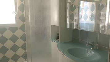 Een douche, handdoeken