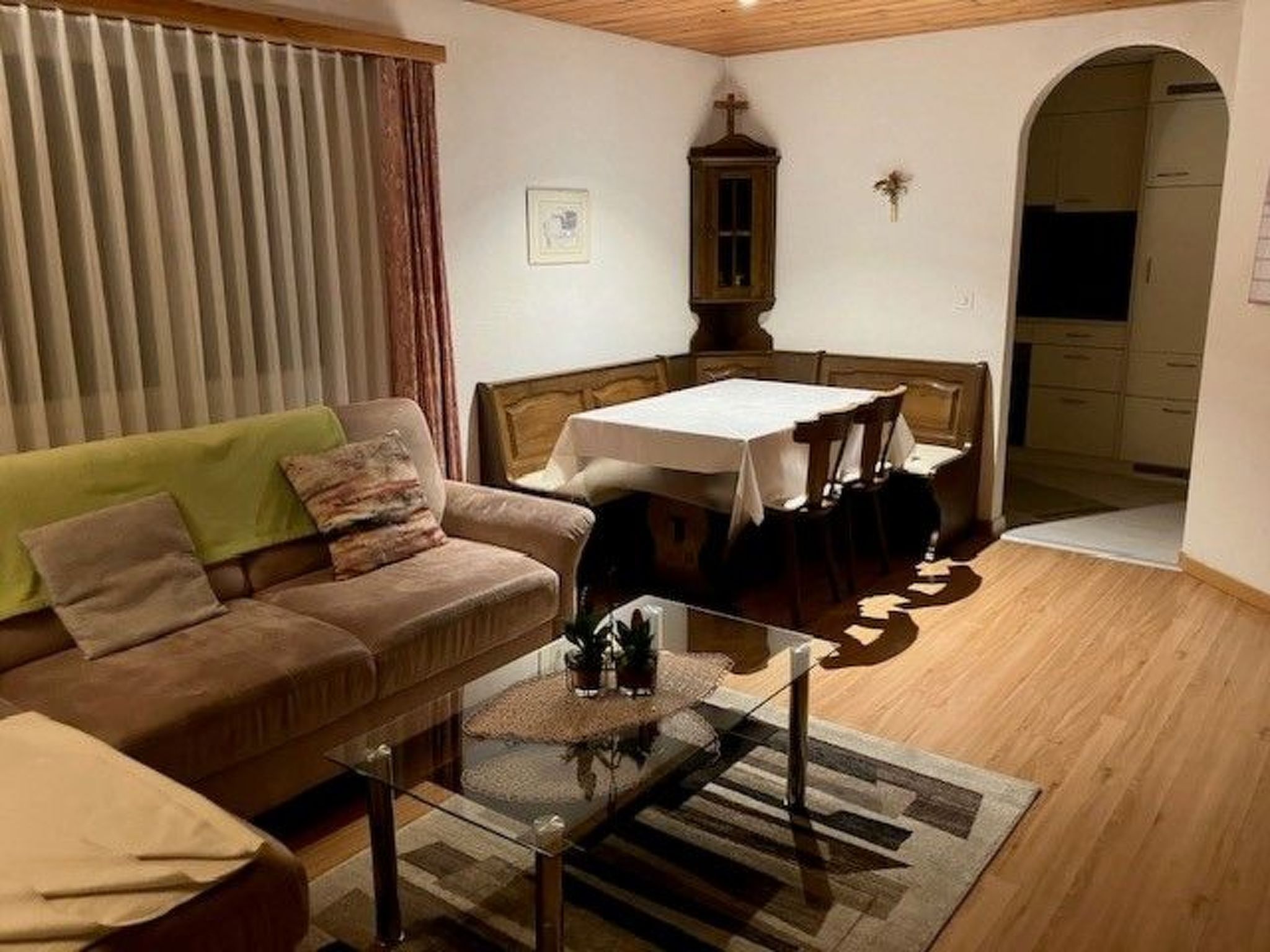 Un salon confortable avec un canapé, une table basse et un coin repas comprenant une table et des chaises.