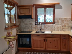 Kühlschrank, Ofen, Kochgeschirr/Geschirr/Besteck