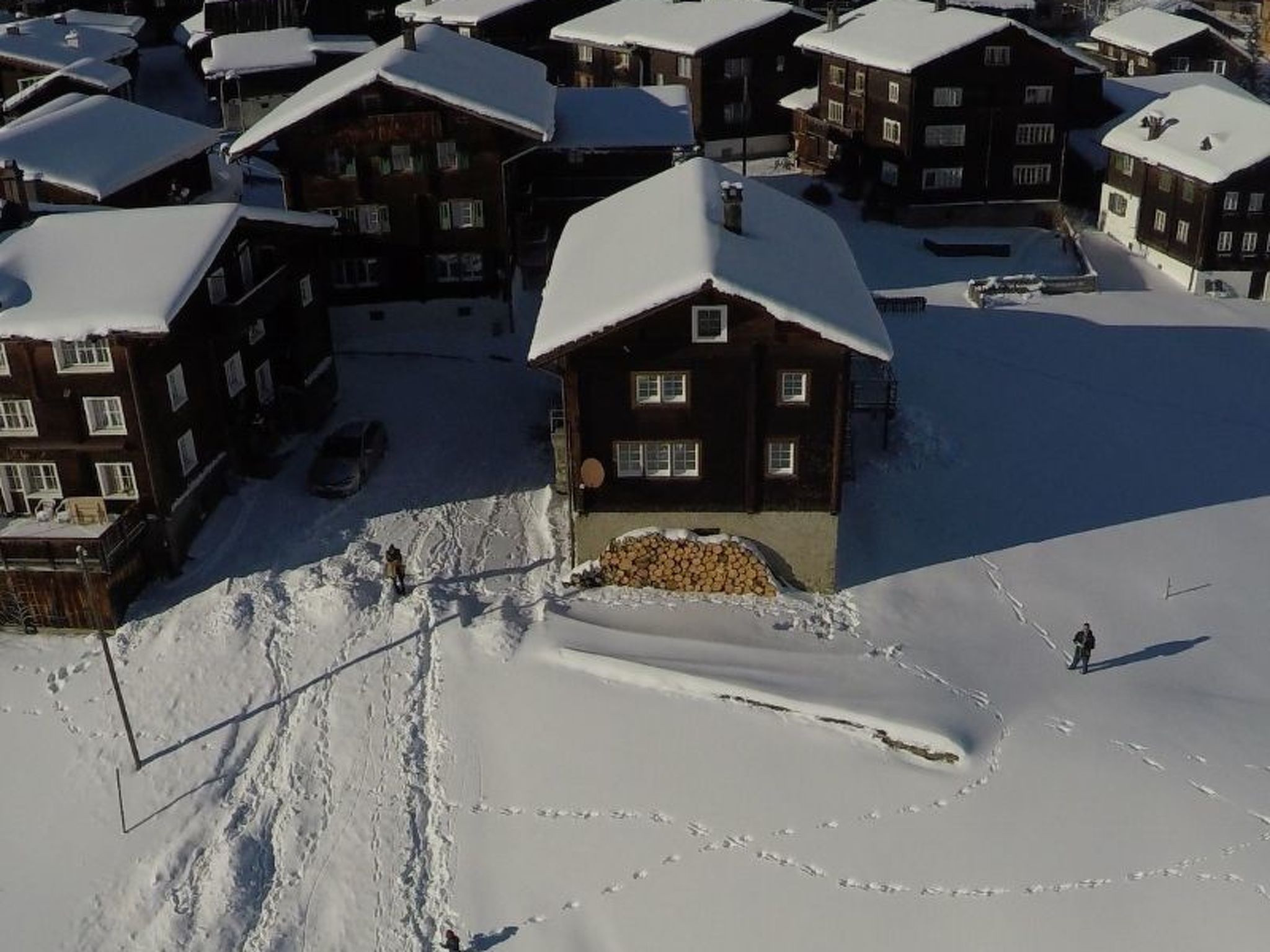 Un quartier résidentiel aux toits et aux maisons couverts de neige.