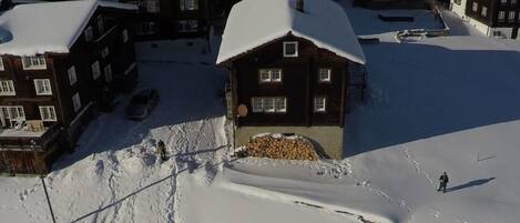 Un quartier résidentiel aux toits et aux maisons couverts de neige.
