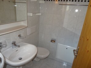 Bathroom - Tgèsa La Tscheppa A Vujevic, (Camischolas Sedrun). by Interhome (Camischolas)