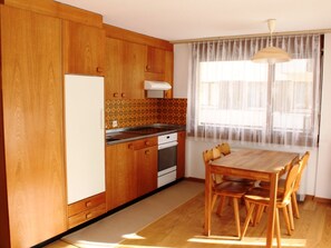 Kühlschrank, Ofen, Kochgeschirr/Geschirr/Besteck