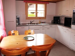 Kühlschrank, Mikrowelle, Ofen, Geschirrspüler