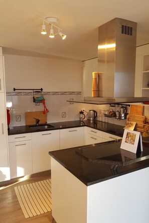 Kühlschrank, Mikrowelle, Ofen, Geschirrspüler