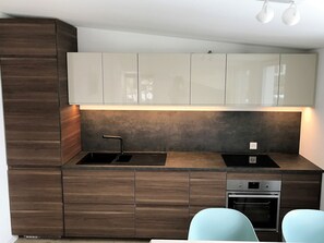 Kühlschrank, Mikrowelle, Kochgeschirr/Geschirr/Besteck