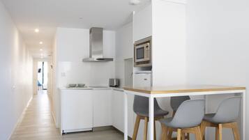 Fridge, microwave, dishwasher, cookware/dishes/utensils