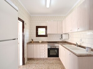 Kühlschrank, Mikrowelle, Ofen, Kochgeschirr/Geschirr/Besteck
