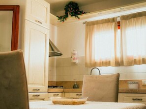 Fridge, microwave, oven, stovetop - Spacious house in Olbia - 2 rooms, near center and airport (Olbia)