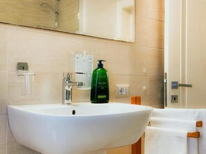 Shower, hair dryer, bidet, towels - Spacious house in Olbia - 2 rooms, near center and airport (Olbia)