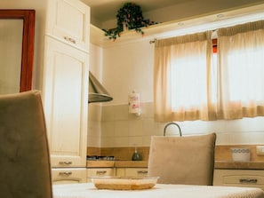 Wasserkocher mit Kaffee-/Teezubehör, Kühlschrank, Mikrowelle, Ofen