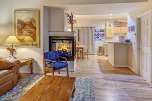 Living area - Blk to Shuttle|BBQ|Near Gondola, Breck Rec Cntr (Breckenridge)