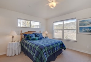 2 bedrooms, iron/ironing board, travel cot, WiFi - Blk to Shuttle|BBQ|Near Gondola, Breck Rec Cntr (Breckenridge)