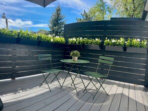 Outdoor dining - Full Yorkville House w/ Spa, Gym, Office & Parking (Toronto)