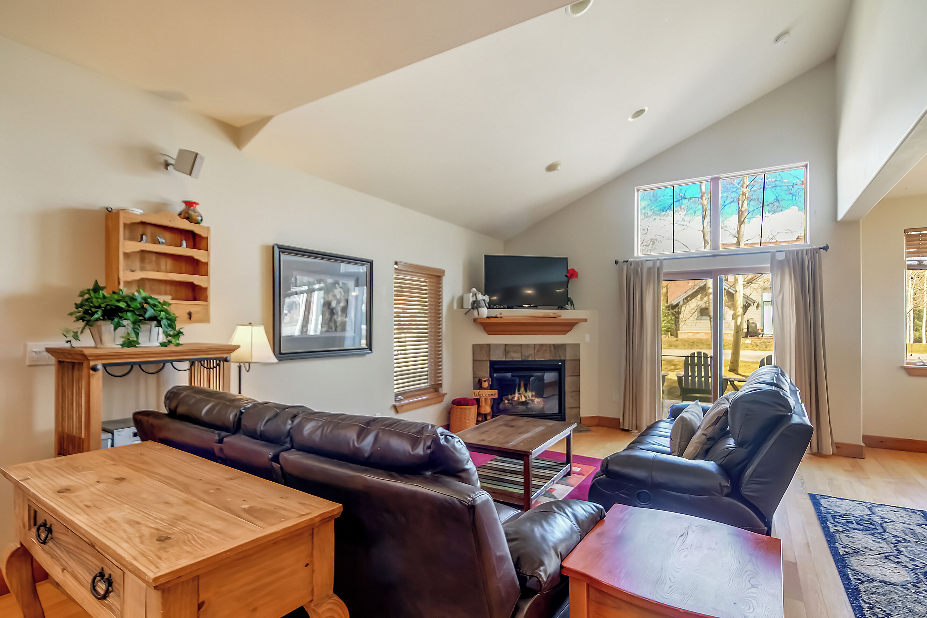 Smart TV, fireplace, DVD player