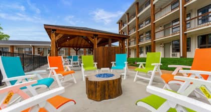 Creekside 2BR Branson Condo Sleeps 6 w/ Balcony, Pools, Gym & Resort Perks