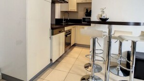 Kühlschrank, Kochgeschirr/Geschirr/Besteck