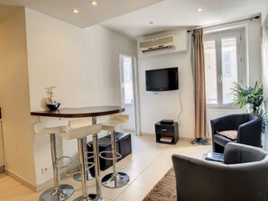 Interior - Apartment  by Interhome (Cannes)