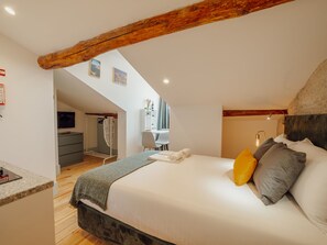 A bedroom with a bed, a desk, a chair, and a wardrobe. - Apartment  by Interhome (Porto)