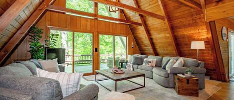 Smart TV, chimenea, futbolito y libros