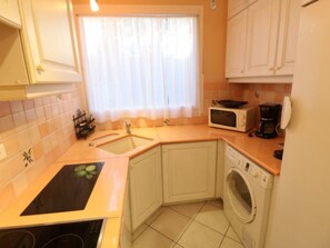 Private kitchen - Apartment  by Interhome (Cannes)