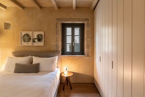 Desk, iron/ironing board, free WiFi, bed sheets - Korona Boutique Hotel - Deluxe Room (Oitylo)