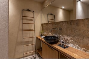 Shower, hair dryer, towels - Korona Boutique Hotel - Deluxe Room (Oitylo)