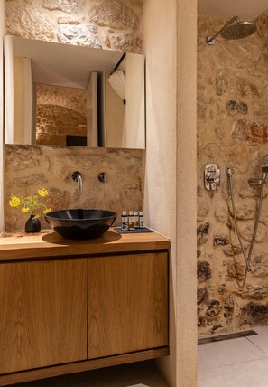 Shower, hair dryer, towels - Korona Boutique Hotel - Deluxe Room (Oitylo)