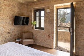 Desk, iron/ironing board, free WiFi, bed sheets - Korona Boutique Hotel - Deluxe Room (Oitylo)