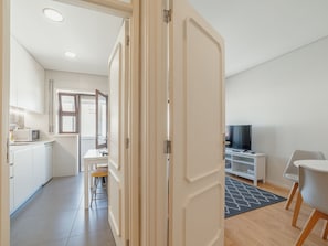 En moderne lejlighed med et køkken, spiseområde og opholdsstue.