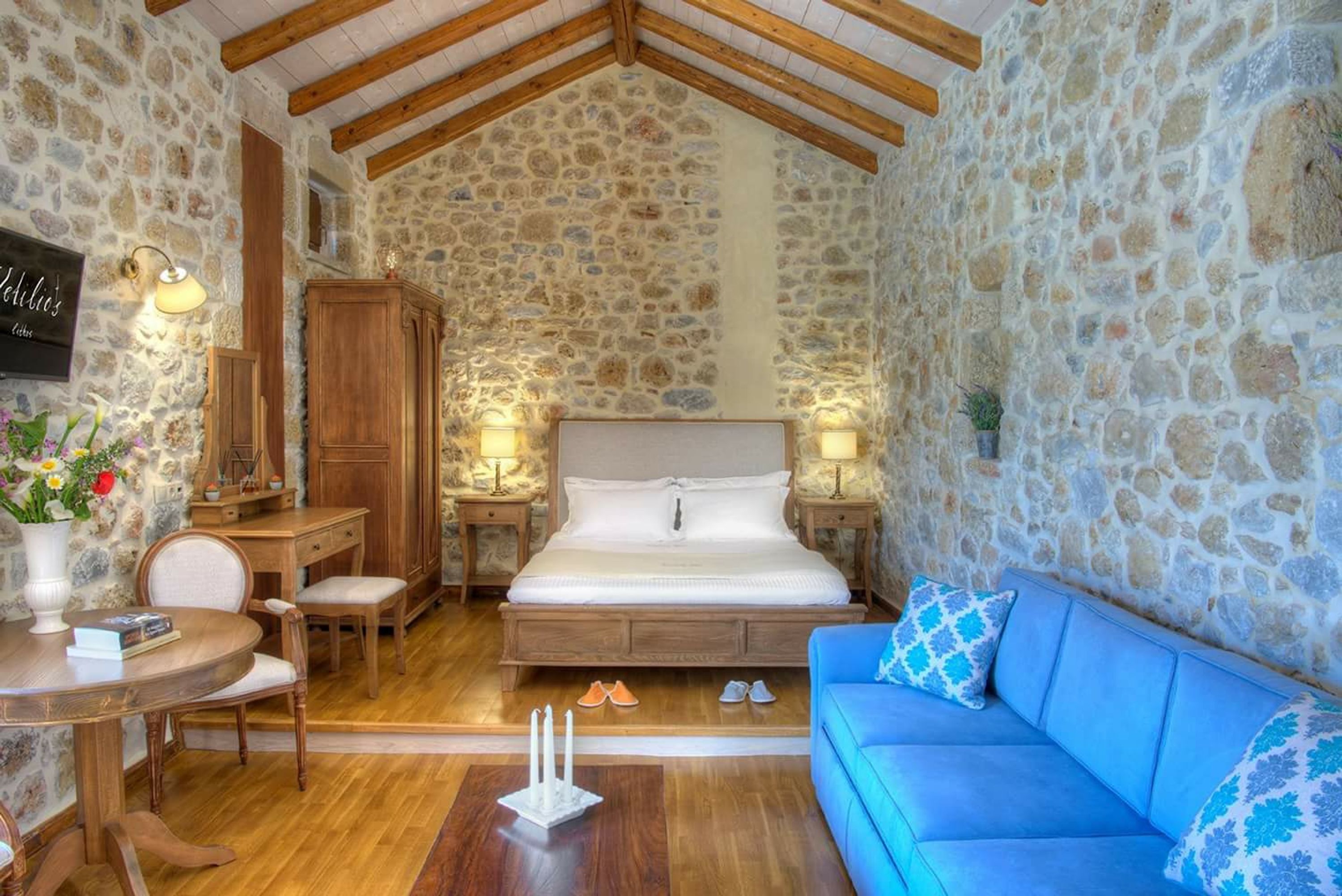 Escritorio, wifi gratis y ropa de cama 
